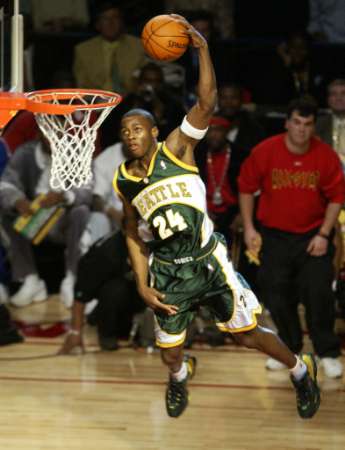 basketball-2003-allstar-desmond.mason-dunk-lean.jpg