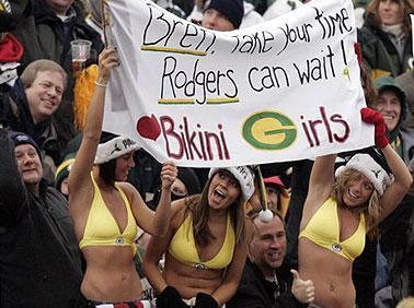 brett-favre-bikini-girls-fans-green-bay-packers