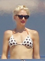 Gwen Stefani tiny boobs
