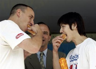 joey.chestnut-takeru.kobayashi-nathans-hot-dog-face-off.jpg