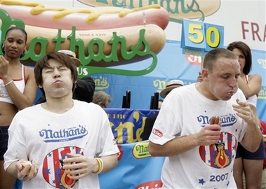 joey.chestnut-takeru.kobayashi-nathans-hot-dog.jpg