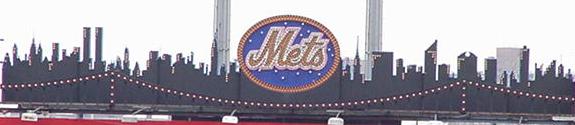 Love the dramatic background of Manhattan. Too bad the Mets play next to an Airport in Queens!